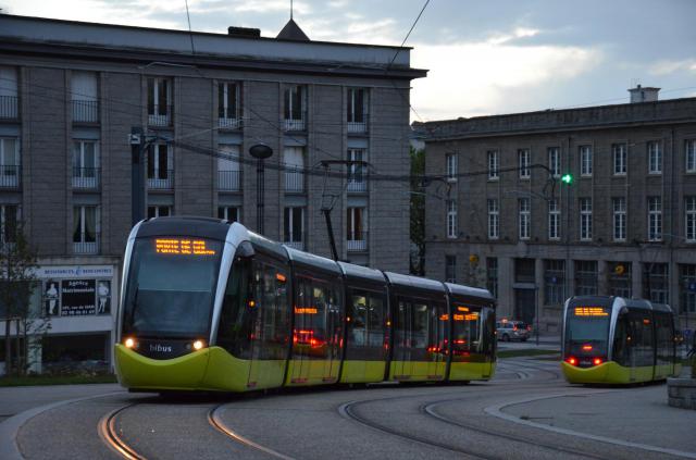 Croisement de rames Alstom Citadis 302 n°1001 1016 près de la station Liberté, sur le réseau Bibus de Brest.