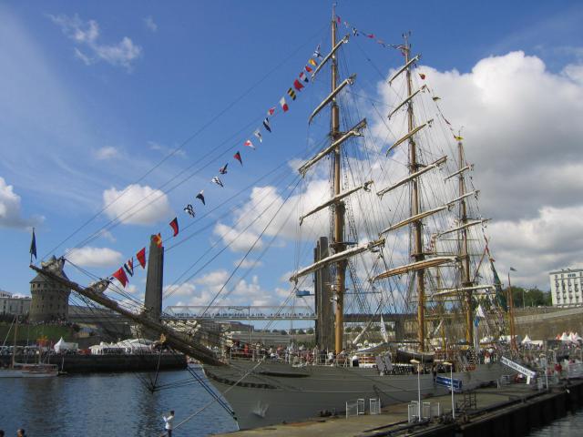 Le Cisne Branco, navire école brésilien lors de Brest 2008. En arrière plan, le pont de Recouvrance et la tour Tanguy.