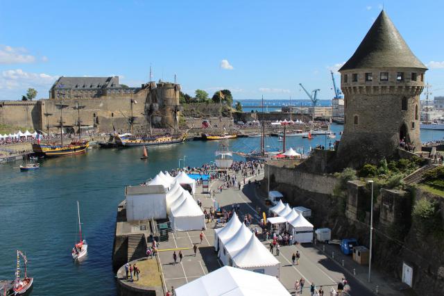 Le château de Brest et la tour Tanguy lors du festival Brest 2016.