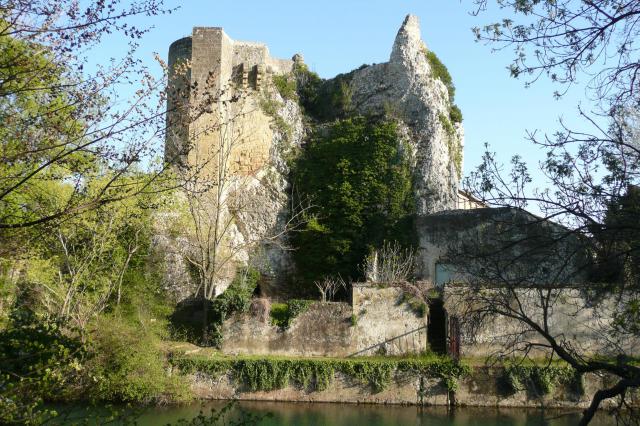 Ruine à proximité de la tour à Roquemaure
