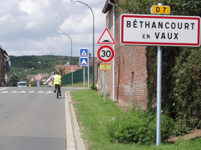 Béthancourt-en-Veaux (Aisne) city limit sign