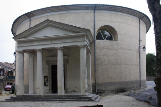 Le temple protestant de Lasalle est remarquable par sa forme semi-cylindrique très particulière
