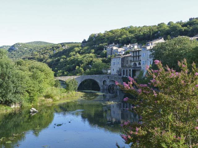 Vue sur le village de Sauve au-dessus du Vidourle
