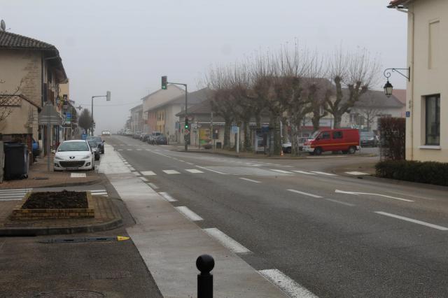 Route D1079 au centre de Polliat en direction de Mâcon.