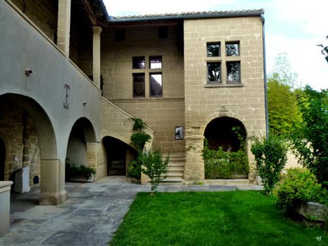 Montaren Rathaus