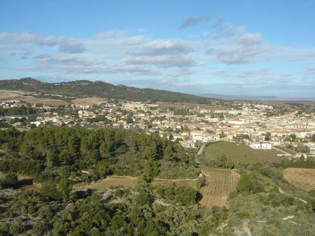 Vue générale de Tavel dans le Gard (30) depuis le château d'eau de l'aire d'autoroute