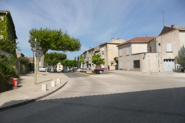 Place à Saint-Paulet-de-Caisson.