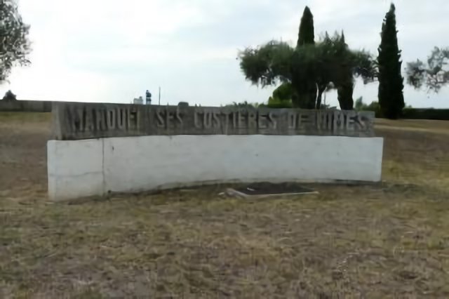 Manduel, ses costières de Nimes, décor du rond-point ouest