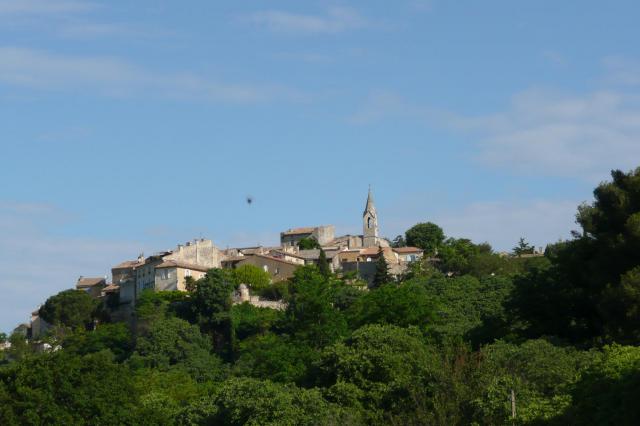 Vue d'ensemble du vieux village Les Angles (Gard).