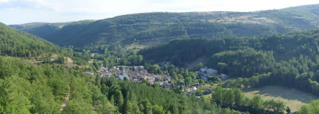 Vue composite du bourg du village d'Alzon (Gard, France) le 18 août 2010 vers 17h CEST Assemblage de mes photos réalisé avec le logiciel…