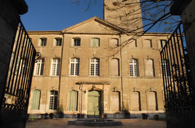 Façade du château de Sanilhac dans le Gard