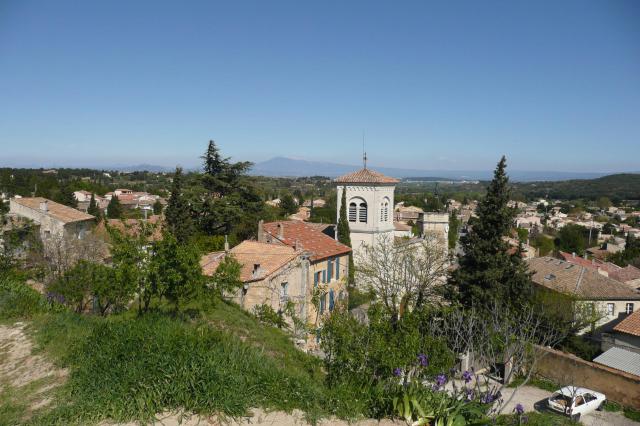 Vue sur Pujaut, au centre le Mont Ventoux.