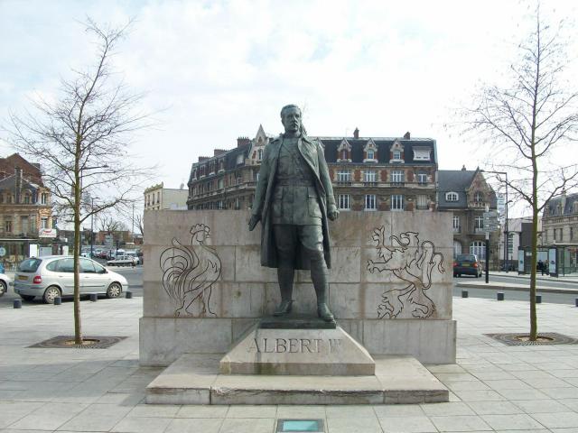 Statue du roi Albert Ier de Belgique, par Ernest-Charles Diosi (1881-1937). Photographiée à Saint-Quentin dans l'Aisne Place du 8 octobre…