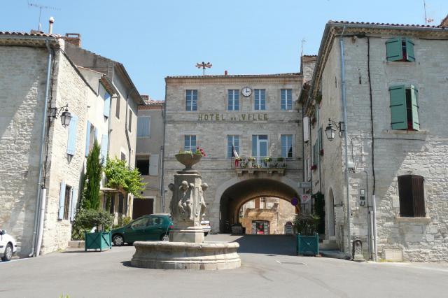 Hôtel de ville à Barjac (Gard).
