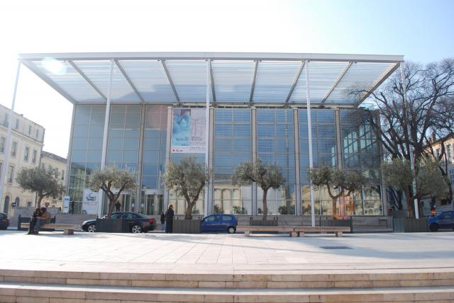 Le carré d'art est un musée et une bibliothèque de Nîmes, œuvre de l'architecte Norman Foster.