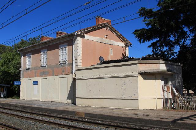 L'ancien bâtiment voyageurs de la gare de Milhaud.