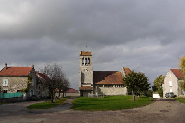 Hautevesnes, la place de l'église.