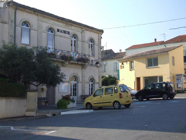 Mus is a commune in Gard bordering on Vergèze. Mairie and square in F30185 Mus INSEE 30121.