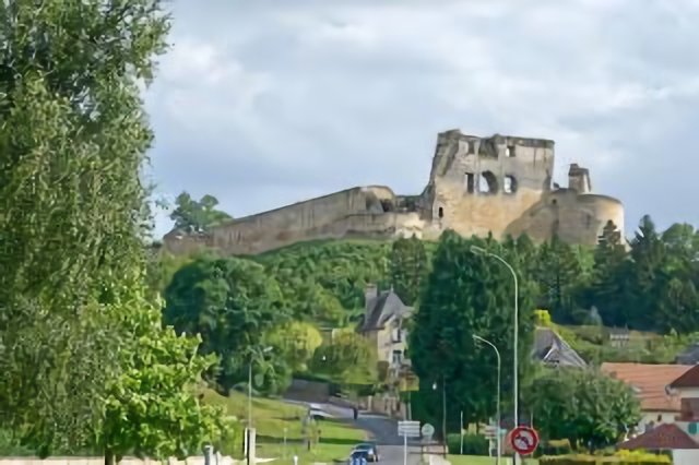Le château côté de la porte de Chauny Coucy le Château