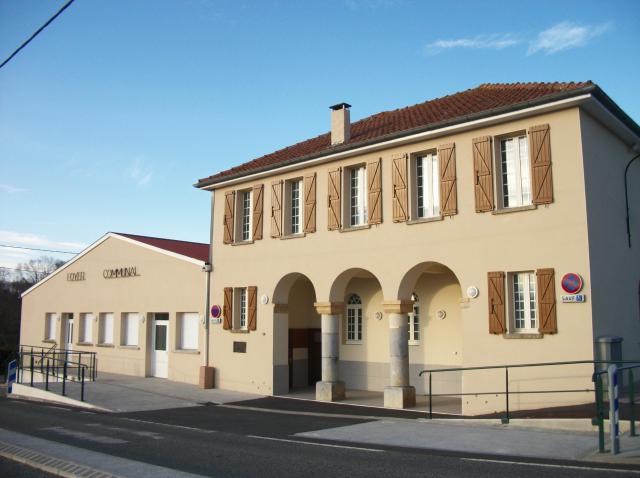 À gauche le Foyer communal et à droite l'ancienne mairie