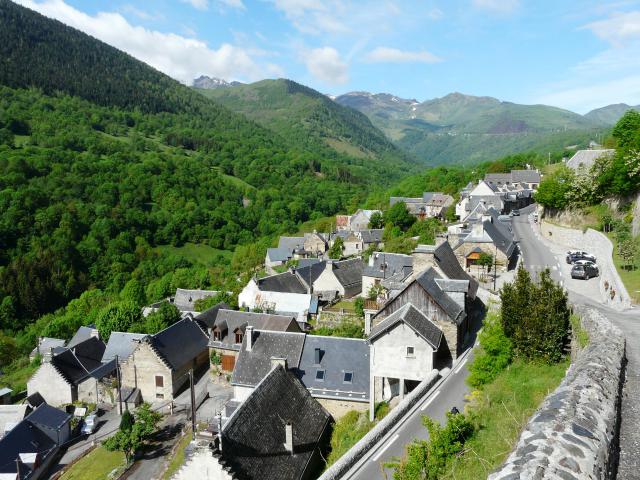 Le village de Saint-Aventin (Haute-Garonne, Midi-Pyrénées, France).