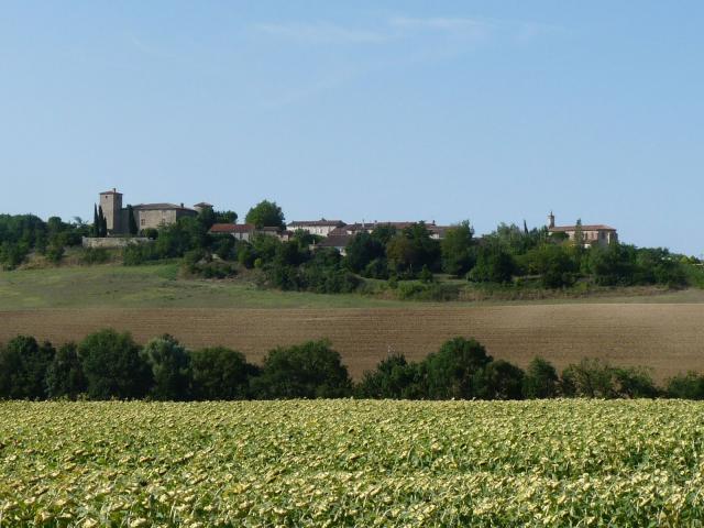 Vue du village de Juzes depuis Lux, Haute-Garonne, France