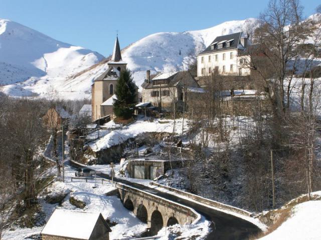 Entrée du village de Portet-de-Luchon avec une vue sur le presbytère.