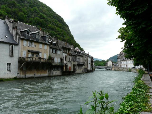 Maisons en bord de Garonne à Saint-Béat, Haute-Garonne, France. Vue prise vers l'aval.