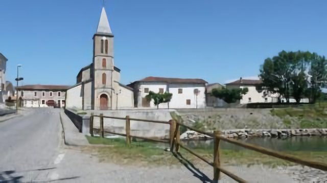 La Bastide : l'église et l'entrée principale du village