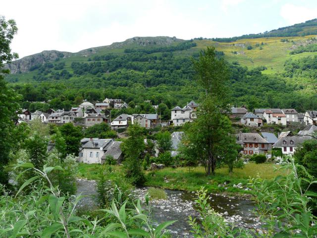 Le village de Fos au bord de la Garonne, Haute-Garonne, France.