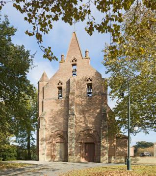Français : Villariès, Haute-Garonne, France. L'église XVIe Siècle. Clocher mur avec trois arcs en mitre.