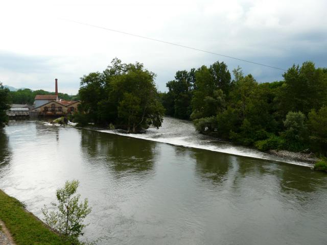 La Garonne en contrebas de l'église de Saint-Martory, Haute-Garonne, France. Le barrage permettait d'alimenter en eau une ancienne…