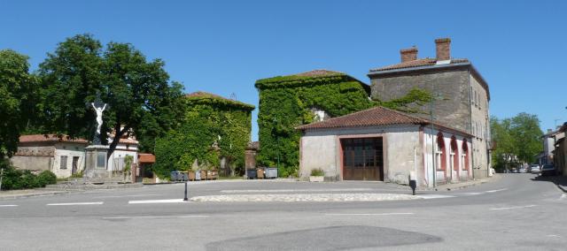 Place principale. Le Faget, Haute-Garonne, France