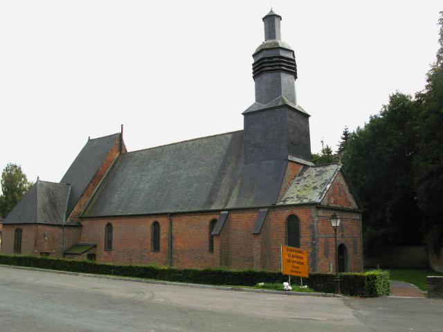 Leschelle (Aisne, France) - L'église (façade nord). On remarque, partiellement caché par la haie (entre la gouttière de descente et le…