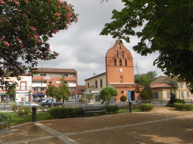 Tournefeuille (Haute-Garonne, France) : L'église Saint-Pierre vue depuis la place de la mairie.