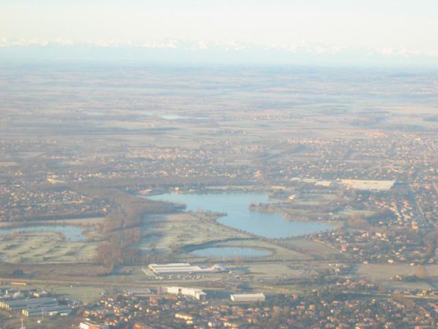 Toulouse/Tournefeuille, lacs de La Ramée et le Golf. Au fond, les Pyrénées enneigées !