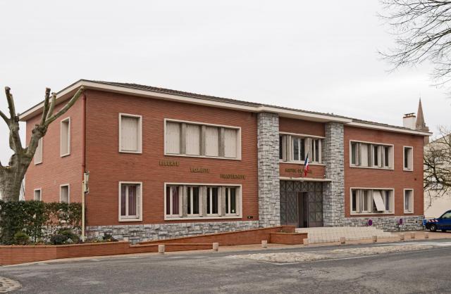 Français : La façade de la mairie de Caraman Haute-Garonne France