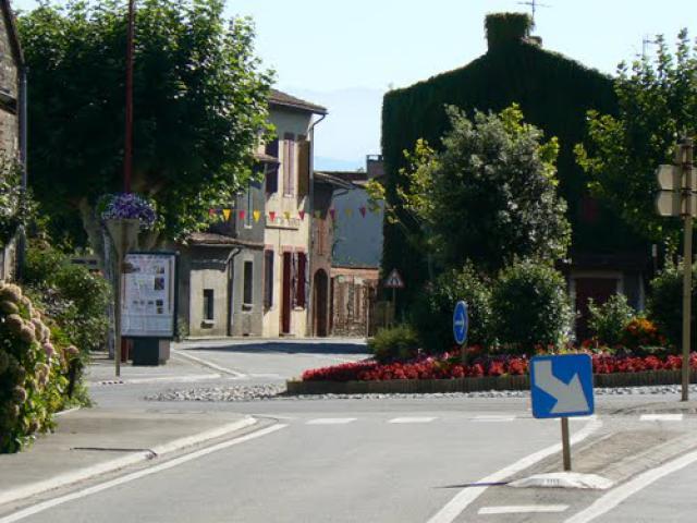 Rond point , vue de la route de Salles