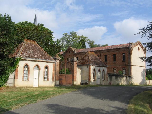 Portail de l'ancienne entrée de l'abbaye cistercienne Sainte-Marie du désert, à Bellegarde-sainte-Marie en Haute-Garonne (France)