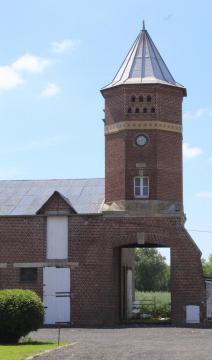 Pigeonnier avec porche.