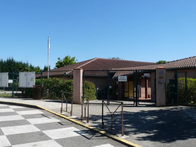 Ecoles de Mons (école maternelle au 1er plan), Haute-Garonne, France