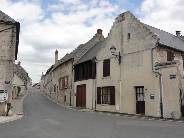Ressons-le-Long (Aisne) Grand Rue, avec pignons à échelons