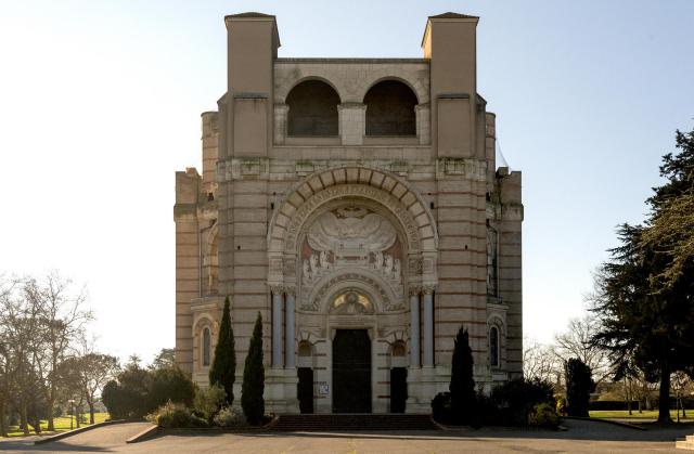 Français : Basilique Sainte-Germaine de Pibrac Haute-Garonne France – Façade Architecte : Pierre Esquié; 1896