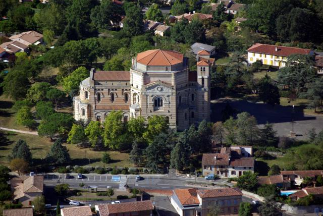 Vue aérienne de la basilique Sainte-Germaine de Pibrac.