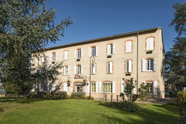 Français : La façade de la mairie de Pibrac Haute-Garonne France