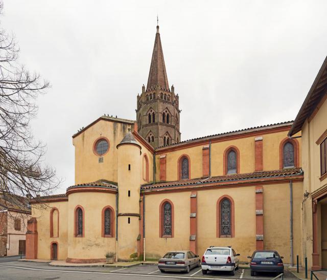 Français : Bessières (Haute-Garonne). Église Saint Jean-Baptiste, vue de la place saint-Jean.