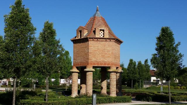 Vue du pigeonnier de la ville de Frouzins dans le parc Saint-Germier, construit en 1670