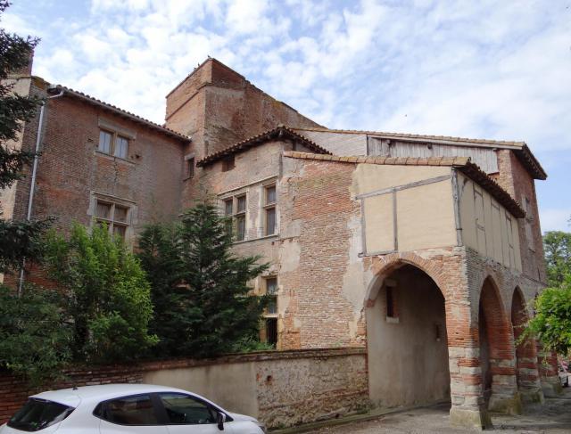 Vue de la façade côté rue avec les arcades