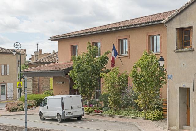 Français : Villaudric. La façade de la Mairie.