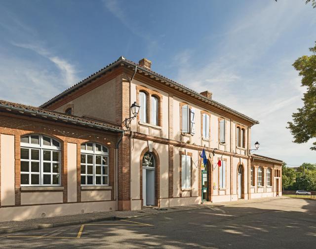Français : Bourg-Saint-Bernard, Haute-Garonne, France. Façade de la Mairie.